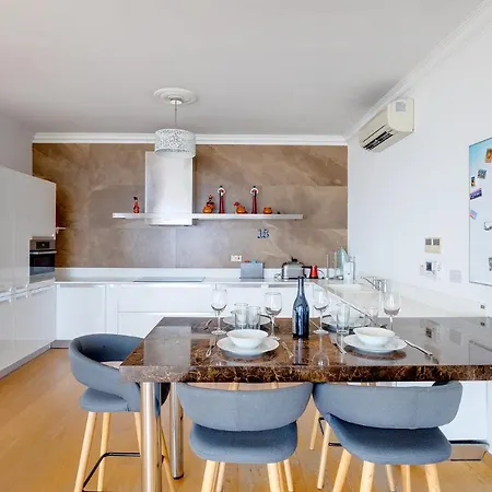 Seafront In With Pool, Upmarket Complex Apartament