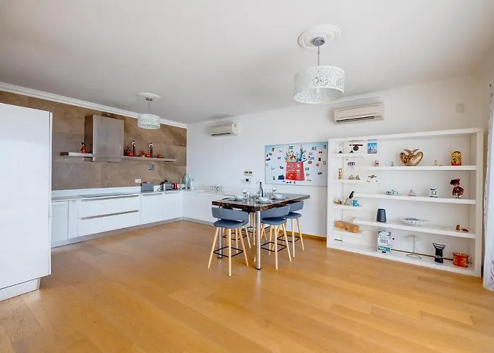 Seafront In With Pool, Upmarket Complex Appartamento Sliema