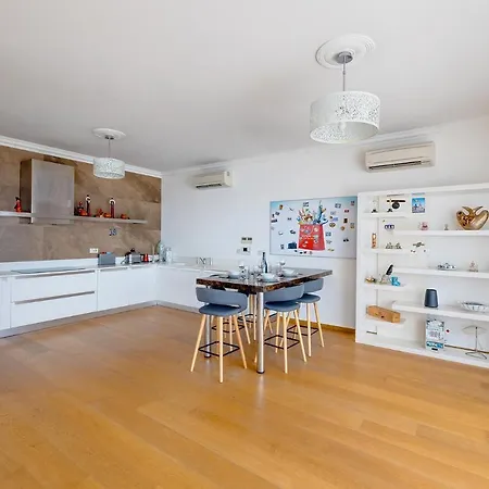 Seafront In With Pool, Upmarket Complex Apartment Sliema