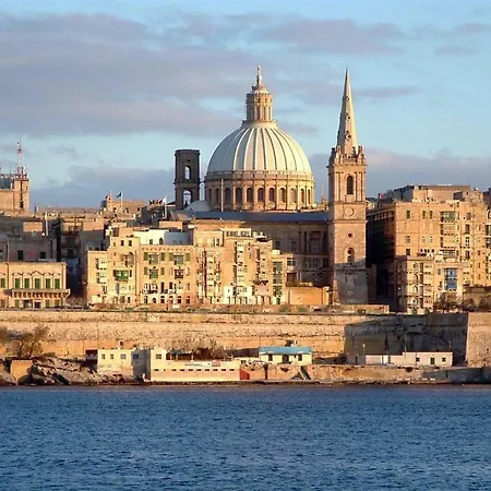 Apartment Seafront In With Pool, Upmarket Complex *