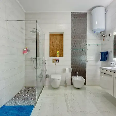 Seafront In With Pool, Upmarket Complex Apartment *