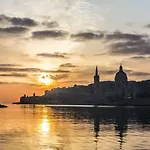 Апартаменты Seafront In With Pool, Upmarket Complex Слима